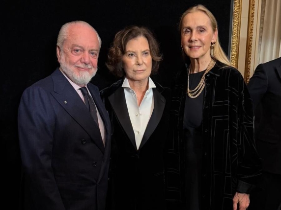 De Laurentiis e Jacqueline presenti alla mostra di Armani a Parigi prima della sfida di Champions contro il Chelsea