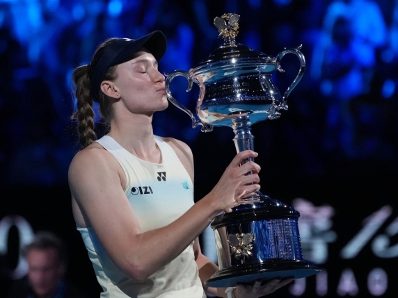 Elena Rybakina trionfa agli Australian Open 2026 superando Sabalenka in tre set