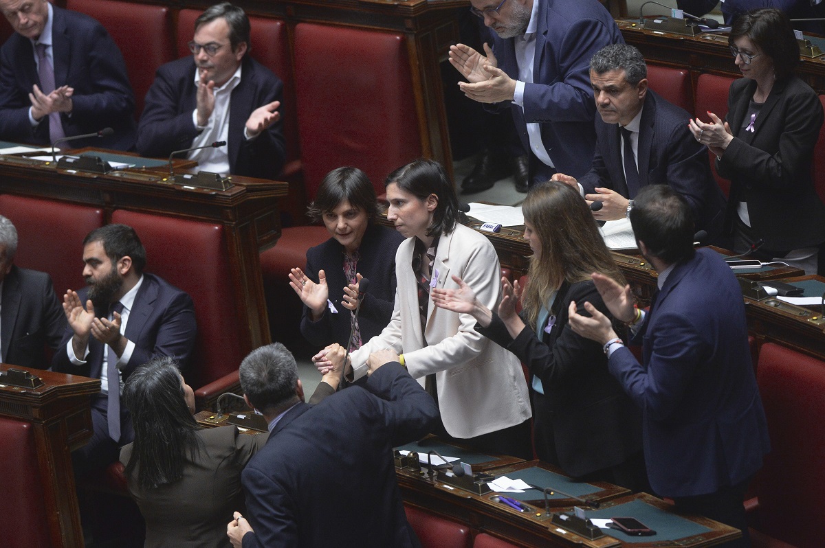 Elly Schlein attacca Giorgia Meloni durante la conferenza stampa su tasse, sanità e politica estera