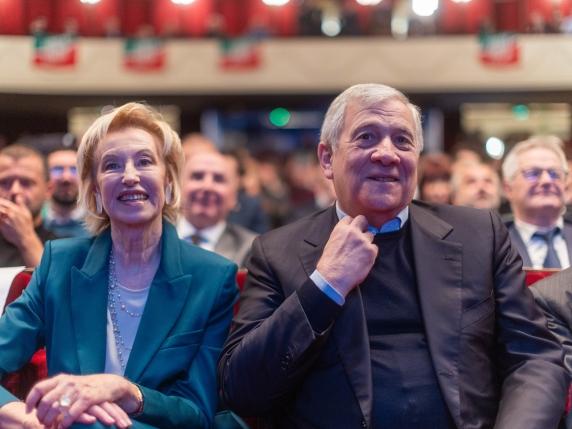 Forza Italia, Tajani e Moratti chiedono unità nel ricordo di Berlusconi: Calenda verso una nuova coalizione