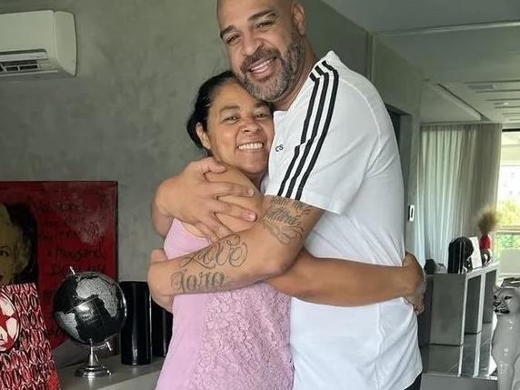 Frode con l'IA ai danni della madre di Adriano, l'ex calciatore denuncia online