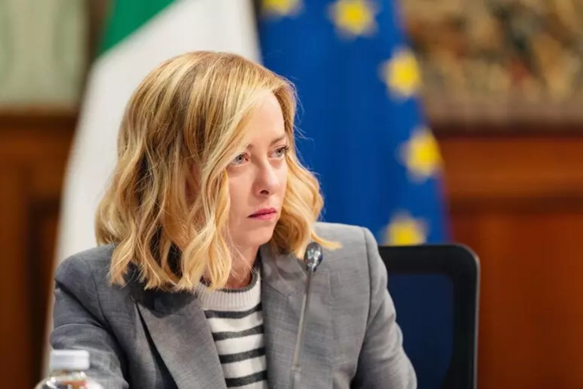 Giorgia Meloni critica i giudici per ostacolare l'operato delle forze dell'ordine e del Parlamento
