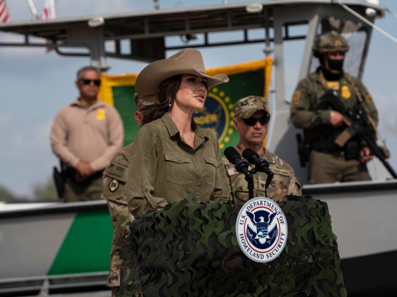 Gli errori di Kristi Noem, la "Barbie dell'Ice": stile mimetico e passione per John Wayne