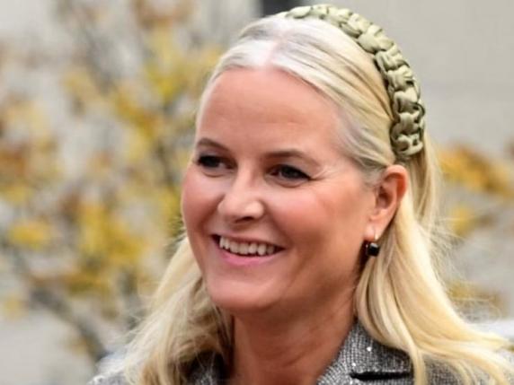 La principessa norvegese esprime rimpianto per i legami con Epstein, coinvolta anche la corte svedese