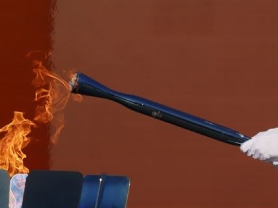 La torcia olimpica sfilando in Alto Adige con Ghedina, Cagnotto e Oberrauch tra i tedofori per le Olimpiadi Milano-Cortina