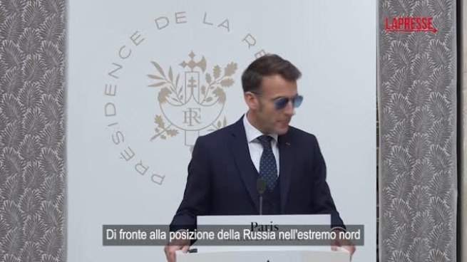 Macron si confronta con il premier danese e groenlandese e comunica nella loro lingua: sostegno incondizionato