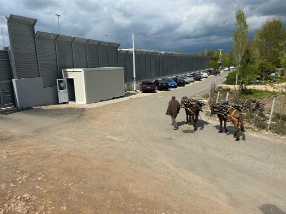 Migranti in Albania, Renzi e Conte: 18 milioni per il resort degli addetti all'estero. Risposta di Piantedosi: 80 euro a notte di spesa