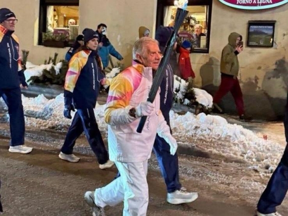 Olimpiadi invernali 2026, Giacomo Agostini, il mito del motociclismo, porta la fiaccola a Cortina