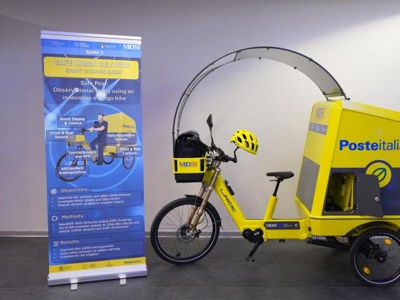 Poste introduce e-bike cargo ricaricabili a energia solare per le consegne nei centri storici.