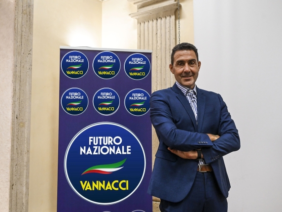 Renzi e Vannacci, le trattative riservate per indebolire Giorgia Meloni e fermare Elly Schlein