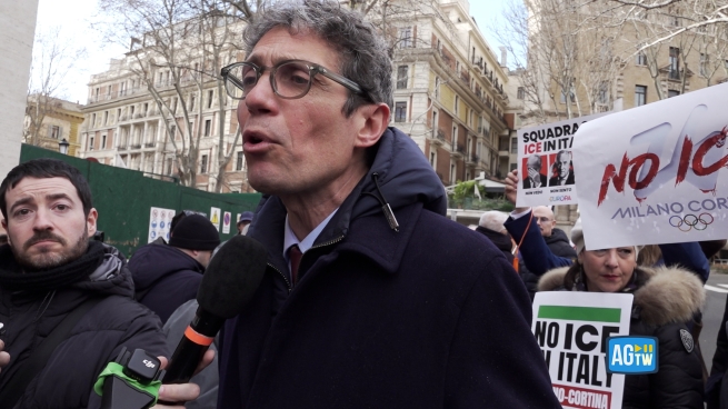 Roma, manifestazione davanti all'ambasciata americana contro la partecipazione degli agenti Ice alle Olimpiadi invernali di Milano e Cortina