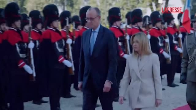 Roma, Meloni riceve il cancelliere tedesco Merz con una stretta di mano