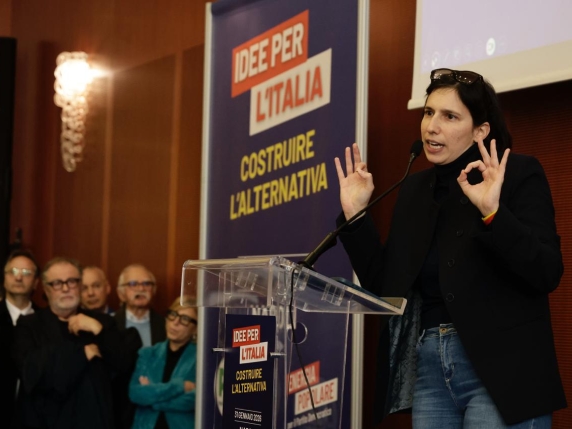 Schlein a Napoli: la sfida elettorale è in corso e critica Meloni per il suo sovranismo interno e la dipendenza estera