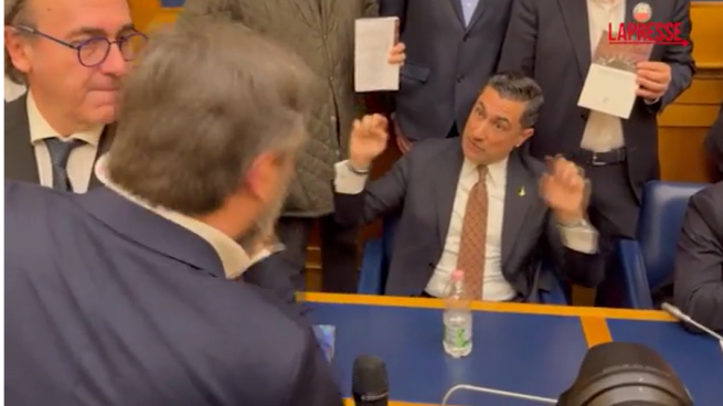 Scontro verbale durante conferenza di estrema destra alla Camera con insulti reciproci