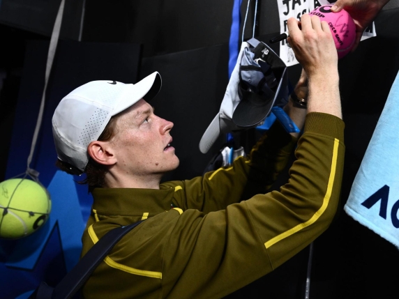 Sinner si allena in campo chiuso e con cibo da asporto in vista della sfida con Shelton agli Australian Open
