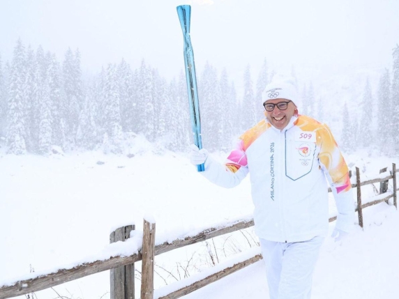 Stefano Domenicali porta la Fiamma Olimpica al lago di Carezza come tedoforo per Milano Cortina 2026
