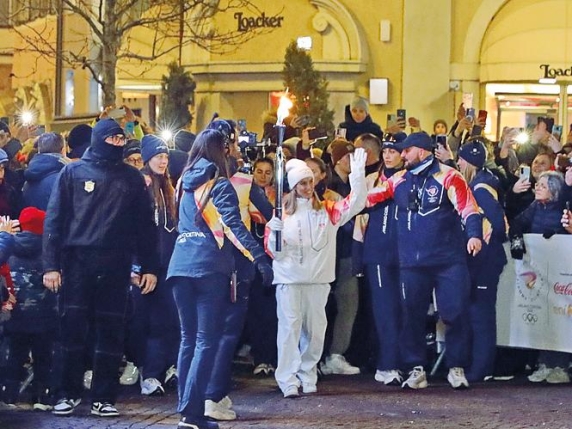 Tania Cagnotto accende il braciere delle Olimpiadi a Bolzano per i Giochi Milano-Cortina, una celebrazione dello sport