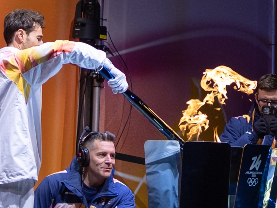 Trento dà il via ai Giochi Olimpici con l'arrivo della fiamma, un emblema di pace