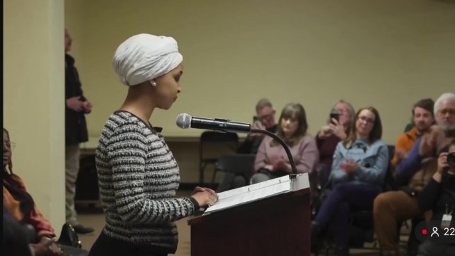 Un uomo spruzza un liquido contro la deputata democratica del Minnesota