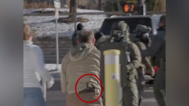 Un video inedito rivela Alex Pretti poco prima della sua morte: calcia l'auto degli agenti Ice e poi affronta i federali