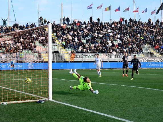 Venezia supera Carrarese 2-1 e conquista la prima posizione in classifica