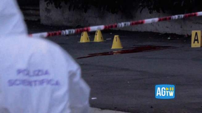 Scontro a fuoco tra forze dell'ordine e rapinatore a Milano, il sospetto è in condizioni critiche: le riprese da Rogoredo