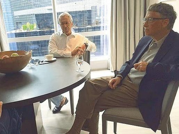 Bill Gates coinvolto nei documenti di Epstein: le russe, l'antibiotico somministrato di nascosto alla moglie infedele e il ricatto del pedofilo