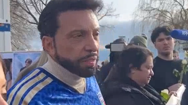 Crans, il genitore di una delle vittime svizzere indossa la maglia azzurra e esprime gratitudine a Meloni per il supporto della polizia