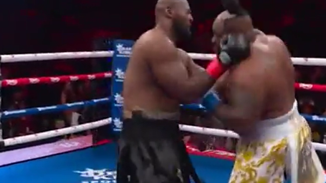 Il pugile Jarrell Miller perde il suo parrucchino sul ring e rivela: ho usato l'ammoniaca per lavare i capelli e li ho persi all'improvviso