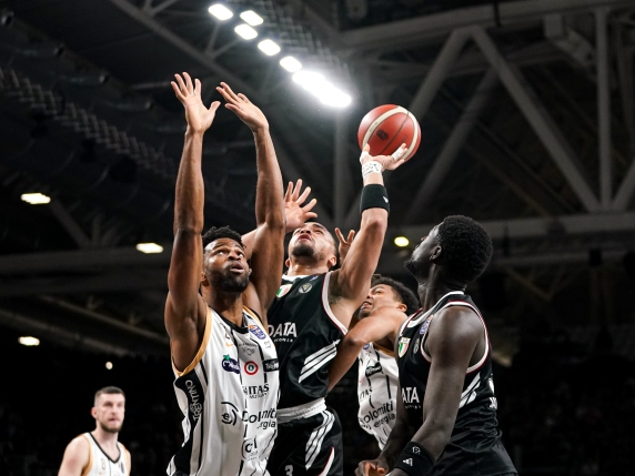 La Virtus cede in casa a Trento all'ultimo istante: termina 85-87