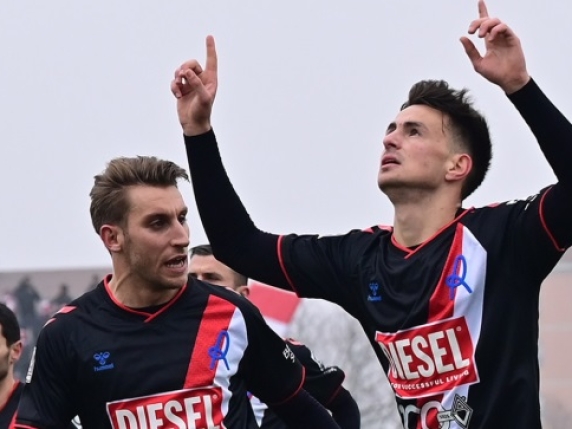 Lanerossi Vicenza travolge la Pro Patria 4-0 e continua la sua corsa trionfale verso la Serie B