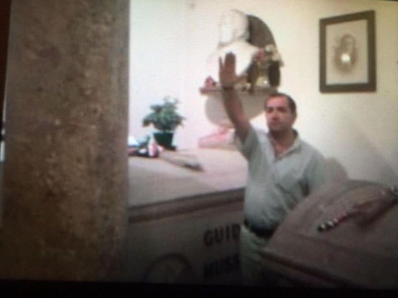 Mola di Bari, il consigliere comunale di centrosinistra Giuseppe Calabrese saluta Mussolini sulla sua tomba e poi si scusa