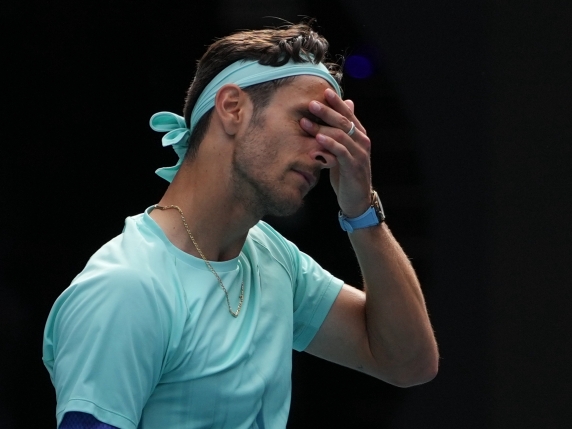 Musetti costretto a fermarsi dopo il ritiro agli Australian Open: salta le tappe di Buenos Aires e Rio de Janeiro. Aggiornamenti sulle sue condizioni e il possibile ritorno.