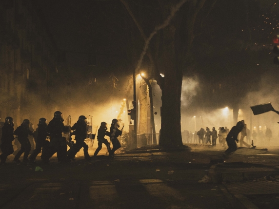 Torino, violenti scontri al corteo di Askatasuna: vetrine danneggiate, camionetta in fiamme e un agente colpito con un martello. Cosa è accaduto